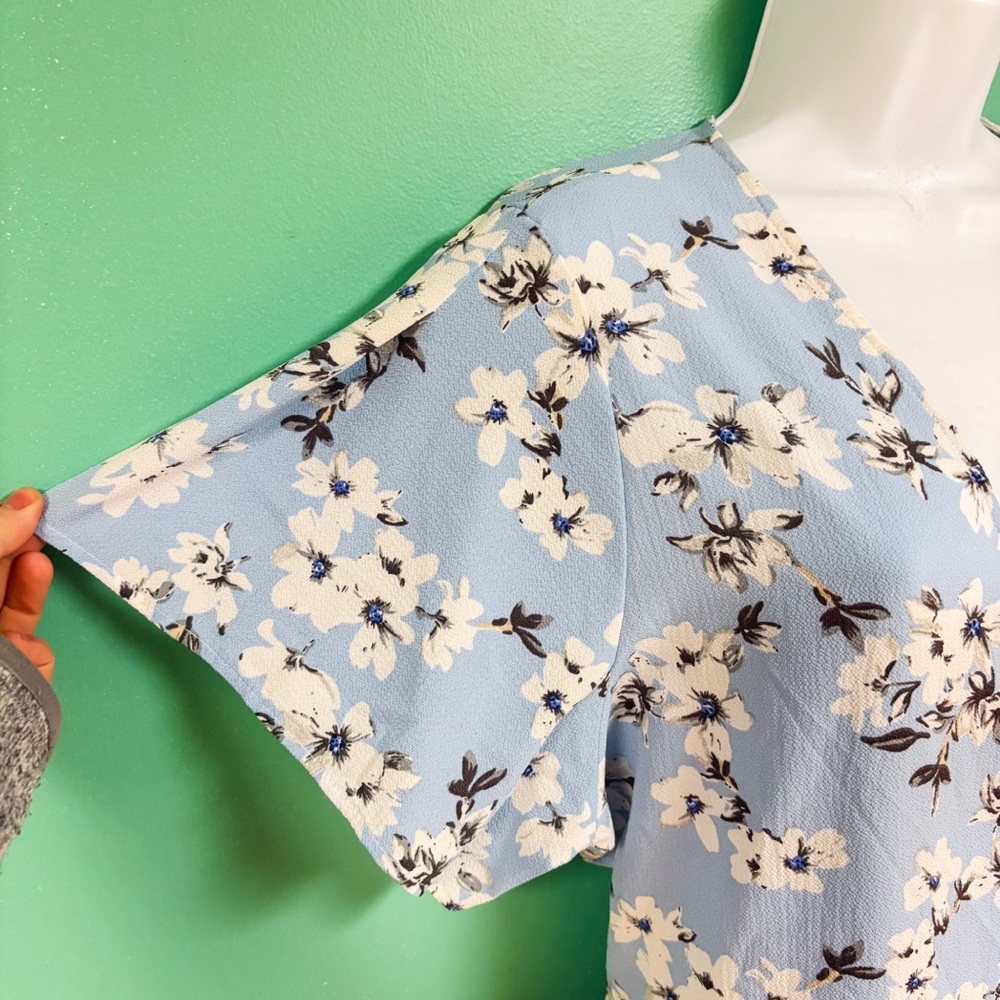 Fashion To Figure Blue White Floral Short Ruffle Sleeve Wrap Dress Size 1 14/16 - Picture 5 of 10